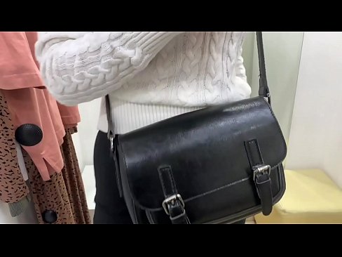 ❤️ Javna masturbacija mlade kujice FeralBerry s dildom u sobi za mjerenje ❤️ Ključe kod nas ❌️
